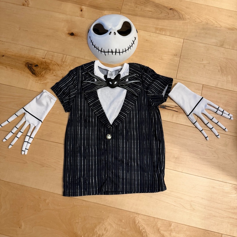 Spirit Halloween Black and White Skeleton Kids Costume. Fits boys/girls 6 to 8